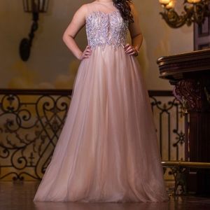 Size 6: Camille La Vie Prom/Quinces/ Event Formal